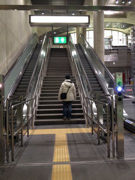 Frau auf Treppe von hinten