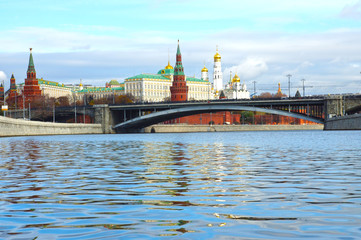 Obraz premium Moscow Kremlin and a large stone bridge, Russia