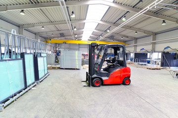 Gabelstapler in moderner Industriehalle