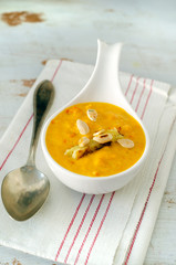Kürbissuppe mit gerösteten Kernen