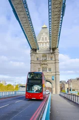 Foto op Plexiglas Wide angle of the famoust Tower Bridge with a red bus © zefart