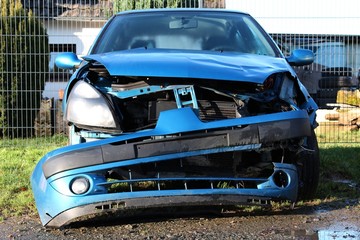 Unfallwagen mit Frontschaden