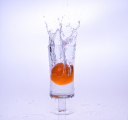 Fototapeta na wymiar Orange in Wasser