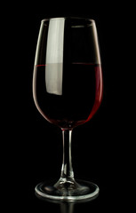 Fototapeta na wymiar Elegancki kieliszek do wina czerwonego