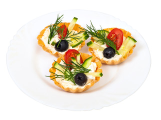 tortoletka with vegetables and cream