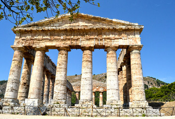 Obraz premium Ancient temple of Segesta in the valley - Trapani, Sicily