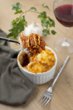 Lasagne auf der Gabel in der Gratinform