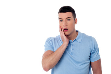 Obraz premium Surprised young man looking at camera