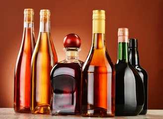 Crédence de cuisine en verre imprimé Bar Bottles of assorted alcoholic beverages