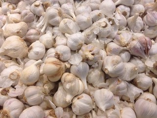 Ajos secos en fruteria