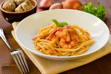 Trofie al pomodoro e gamberi, cucina mediterranea