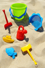 Fototapeta na wymiar Plastikowe zabawki dla dzieci na plaży piasku