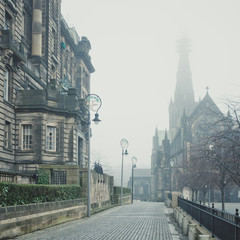 Architektur im Nebel in Glasgow, UK