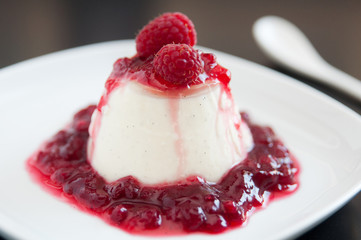 Panna Cotta mit Himbeeren