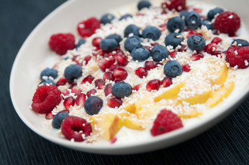 Joghurt mit Beeren und Amaranth