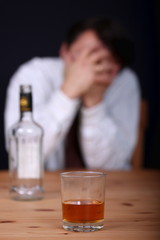 Trinker graust sich vor seiner Schwäche, Alkohol