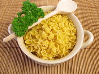 Suppennudeln und Petersilie