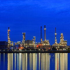 Obraz na płótnie Canvas Oil refinery