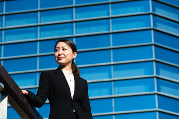 やる気を出す新人の女性ビジネスマン