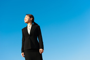 やる気を出す新人の女性ビジネスマン