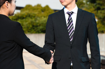 スーツ姿で握手する二人