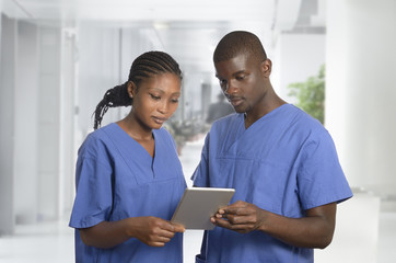 Afrikanisches Ärzteteam im Krankenhaus mit Tablet PC