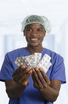 Afrikanischer Arzt mit Tabletten