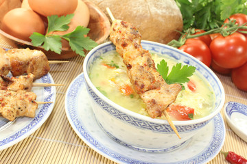 asiatische Hühnersuppe mit Tomaten