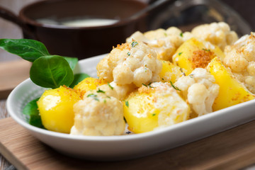Blumenkohl und Kartoffeln mit veganer Sauce