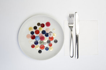piatto con bottoni colorati