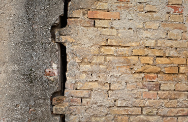 cedimento di una parete a mattoni