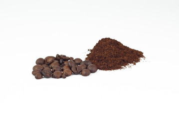 Obraz premium Roasted coffee beans on white background