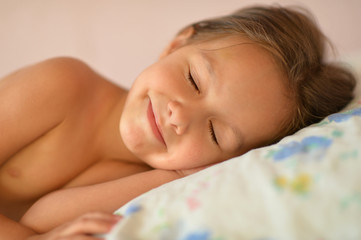 Obraz premium Little girl in bed