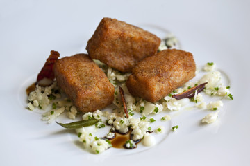 Pieds de porc panés, chou fleur et sauce 