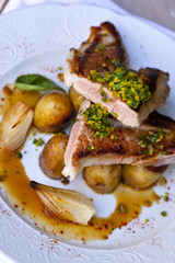 Côte de veau, pommes de terre et sauce dans une assiette 