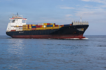 barco de carga en el mar caribe
