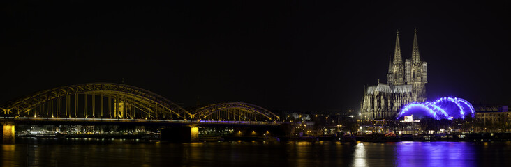 kölner dom bei nacht mit hohenzollernbrücke und musical dome