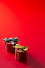 赤色の背景にラッピングされたプレゼント