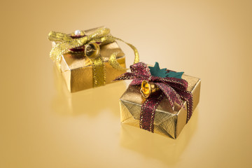 金色の背景に2個のクリスマスプレゼント