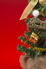 赤色の背景にクリスマスツリーのアップ