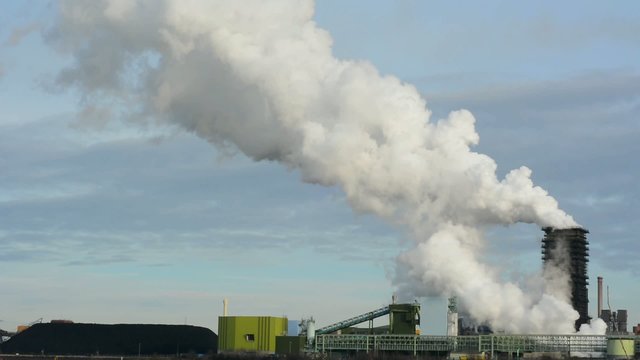 Industrieanlagen mit K&uuml;hlturm