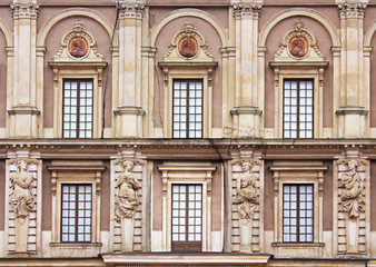 Fototapeta na wymiar Okna Pałacu Królewskiego w Sztokholmie (Kungliga Slottet) w starym mieście