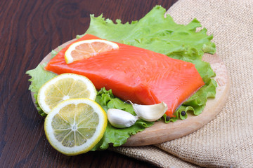 Trout fillet with lemon, garlic and lattuces leaves