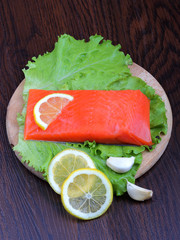 Trout fillet with lemon, garlic and lattuces leaves