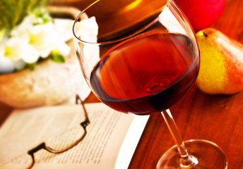 Rotwein und Buch