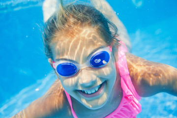 Naklejka premium Underwater girl