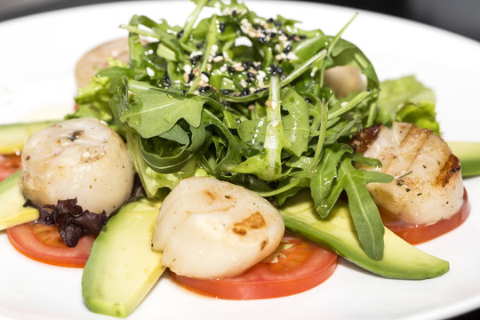 scallops grilled with avocado and tomatoes