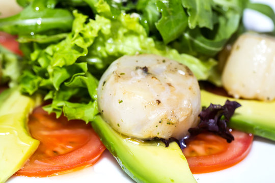 scallops grilled with avocado and tomatoes