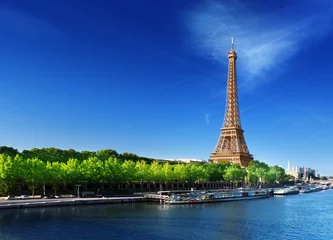 Fotobehang Seine in Parijs met Eiffeltoren in zonsopgangtijd © Iakov Kalinin