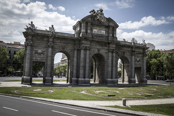 Fototapeta na wymiar Puerta de Alcalá, Obraz miasta Madryt, jego characterist